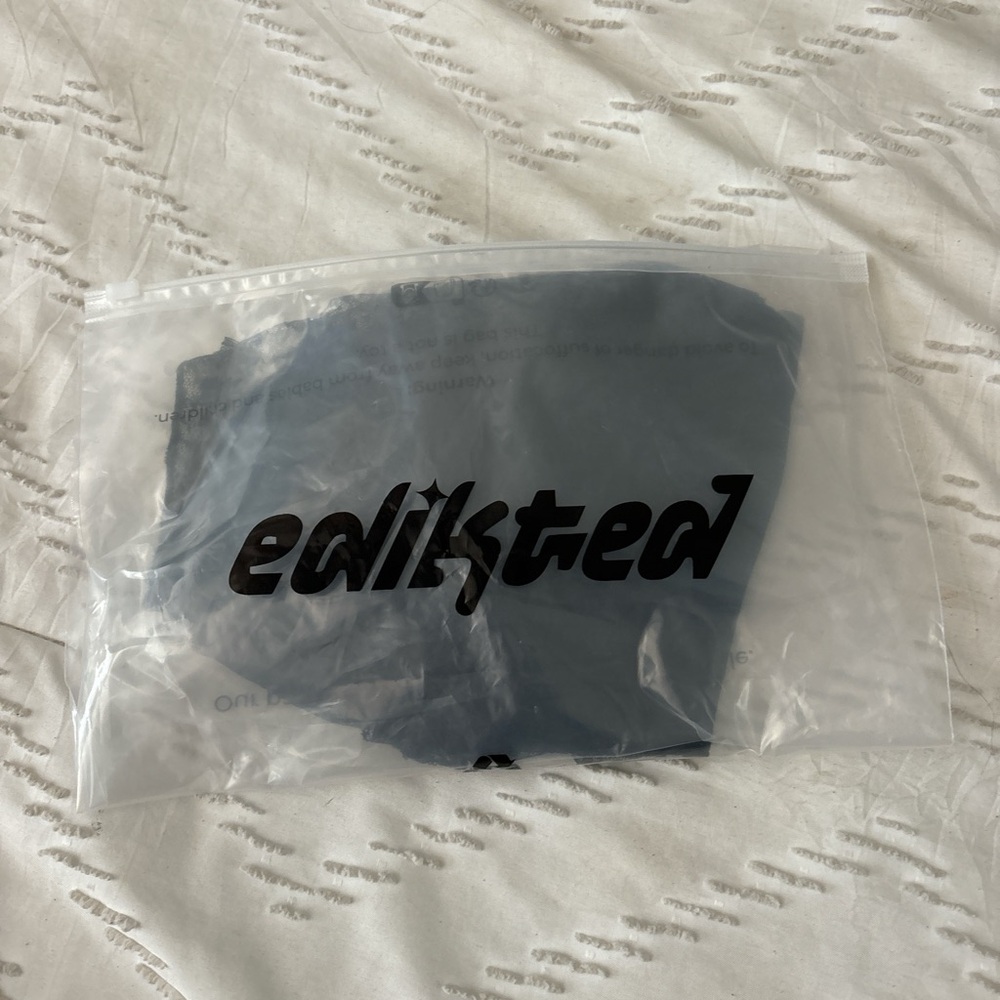 Edikted Ruffle Shorts - Picture 4 of 4